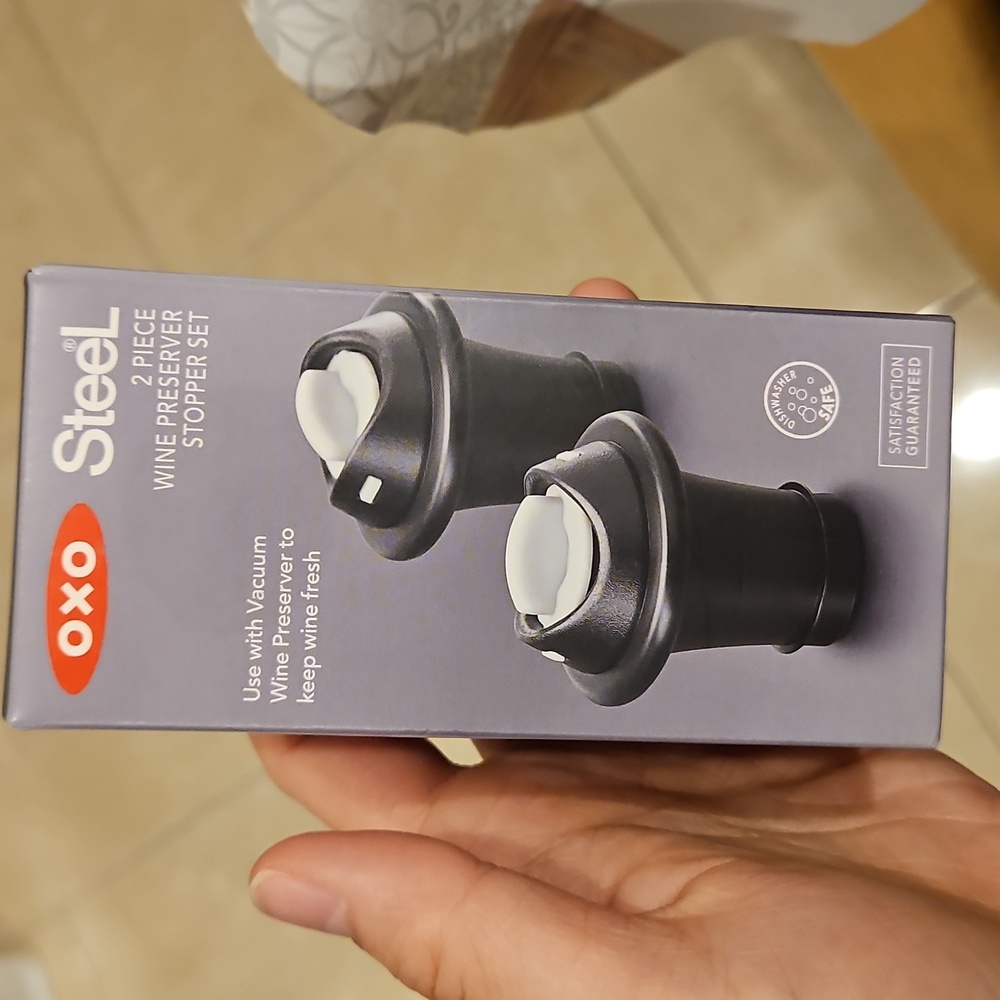 Oxo steel vacuum 2 pcs wine preserver stopper set